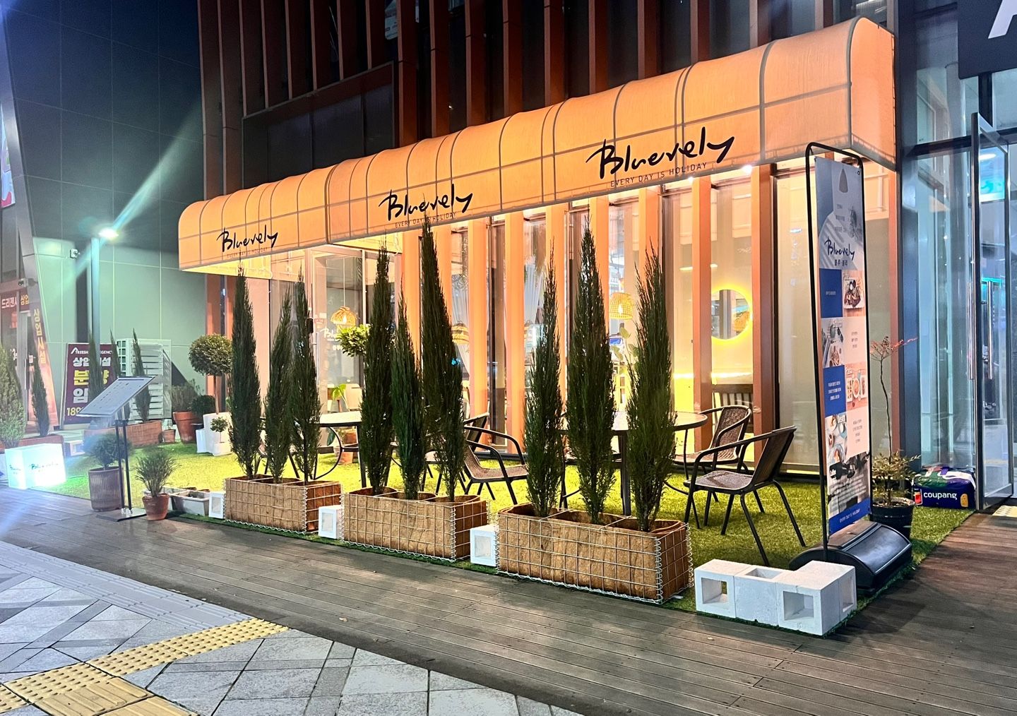 저녁 조명이 켜진 블루블리 외관과 테라스